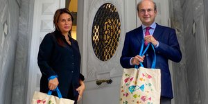 Ο υπουργός Περιβάλλοντος Κωστής Χατζηδάκης και η σύζυγός του με τις οικολογικές σακούλες