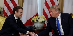 Ο Γάλλος πρόεδρος Εμανουέλ Μακρόν με τον Αμερικανό ομόλογό του, Ντόναλντ Τραμπ