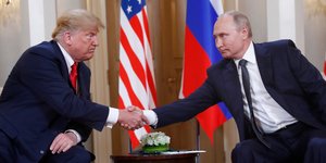 Ο Αμερικανός πρόεδρος Ντόναλντ Τραμπ δίνει το χέρι του στον Ρώσο ομόλογό του Βλαντιμίρ Πούτιν