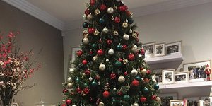 Χριστουγεννιάτικο δέντρο με πολύχρωμες μπάλες