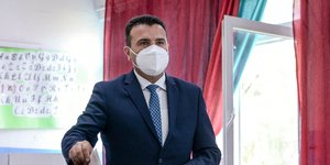 Ο Ζόραν Ζάεφ με μάσκα