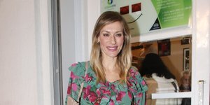 H Ζέτα Δούκα με φούξια παντελόνι