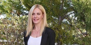 Η Ζέτα Μακρυπούλια με μαύρο σακάκι