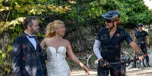 Ζευγάρι νεόνυμφοι με Μητσοτάκη