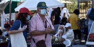 ζευγαρι με μασκες μικροπωλητες 