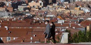 Ζευγάρι στην Ισπανία περπατά φορώντας μάσκες