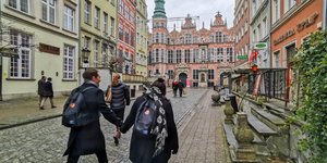 ζευγαρι με μουφαν χερι χερι 