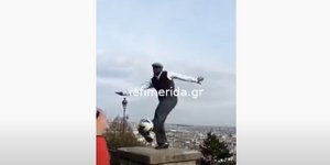 Ζογκλέρ του δρόμου κάνει μαγικά με τη μπάλα στη Μονμάρτη