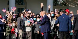 Ο πρόεδρος των ΗΠΑ, Ντόναλντ Τραμπ με οπαδούς του στον κήπο του Λευκού Οίκου 