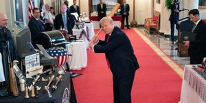 Ο Ντόναλντ Τραμπ με μπαστούνι του μπέιζμπολ σε εκδήλωση στο Λευκό Οίκο τον περασμένο Ιούλιο