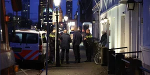 Oλλανδοί αστυνομικοί έξω από την πρεσβεία της Σ. Αραβίας στη Χάγη