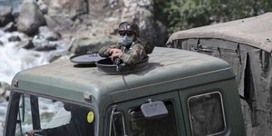 Iνδός στρατιώτης πάνω στο όχημά του στη διάρκεια περιπολίας στα Ιμαλάιαμ, βορειοανατολικά του Κασμίρ