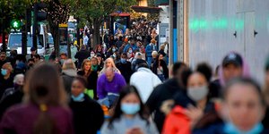 Πλήθος Λονδρέζων στην Oxford Street, λίγο πριν το lockdown 