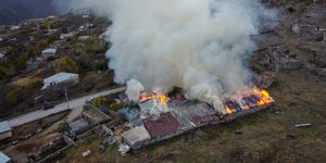Φλεγόμενα σπίτια Αρμενίων στο Ναγκόρνο Καραμπάχ
