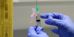 Προετοιμασία εμβολιασμού εθελοντή με το εμβόλιο της Οξφόρδης κατά του κορωνοϊού 