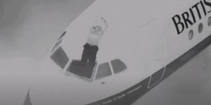 Ο πιλότος κρεμόταν ο μισός έξω από το πιλοτήριο