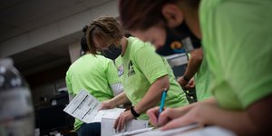 H κατάμετρηση των επιστολικών ψήφων συνεχίζεται σε κρίσιμες πολιτείες