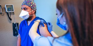 Εμβολιασμός εθελοντή με υποψήφιο εμβόλιο κατά της Covid-19