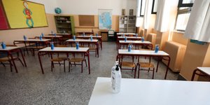 Θρανία σε σχολείο με παγούρια και αντισηπτικό