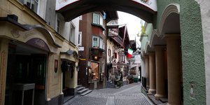 Αδειοι δρόμοι σε πόλη της Αυστρίας μετά την επιβολή lockdown