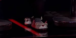 Πήγε στον Αδύναμο Κρίκο φορώντας παντόφλες-ζωάκια