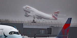 Αεροπλάνο της British Airways κατά τη διάρκεια της απογείωσης