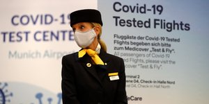 Αεροσυνοδός με μάσκα