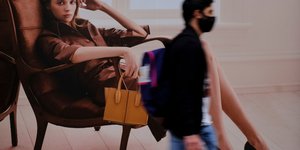 Αφίσα γυναίκας νεαρός άνδρας μπροστά