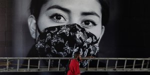 Αφίσα με γυναίκα να φορά μάσκα