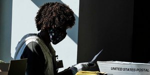 Αφροαμερικανή στη διαδικασία καταμέτρησης ψηφοδελτίων στις εκλογές ΗΠΑ 2020