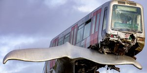 Τρένο σταμάτησε επάνω σε γλυπτό σε σχήμα ουράς φάλαινας