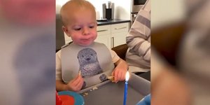 Η ξεκαρδιστική προσπάθεια ενός μικρού αγοριού να σβήσει ένα κεράκι 