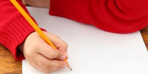 αγόρι γράφει γράμμα στον Άγιο Βασίλη