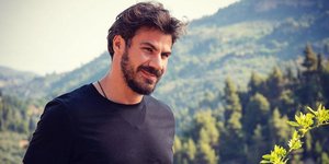 Ο Ακης Πετρετζίκης στην εξοχή