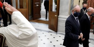 αλ σισι κοιταζει ευζωνα