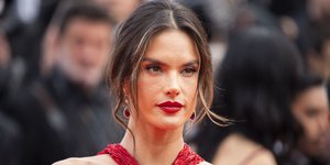 Η Αλεσάντρα Αμπρόσιο με κόκκινο φόρεμα