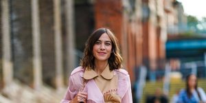 Η Αλέξα Τσανγκ με τζιν και ροζ πανωφόρι 