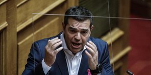 Ο πρόεδρος του ΣΥΡΙΖΑ, Αλέξης Τσίπρας στο βήμα της Βουλής