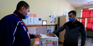 Ψηφοφόρος στην Αλγερία ρίχνει το δελτίο του