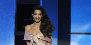 Η Αμάλ Κλούνεϊ με ροζ λαμπερή τουαλέτα