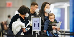 Οικογένεια στις ΗΠΑ περιμένει αποβίβαση σε αεροδρόμιο