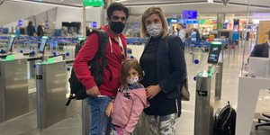 Η μικρή Αναστασία με τους γονείς της πριν το ταξίδι για το Χιούστον