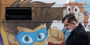 Άνδρας με κατεβασμένη τη μάσκα στους δρόμους της σερβικής πρωτεύουσας