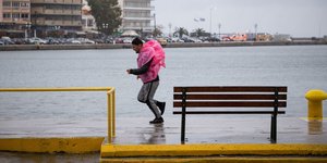 Ανδρας τρέχει με αντιανεμικό λόγω αέρα