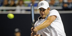 O Αντι Ρόντικ παίζει τένις