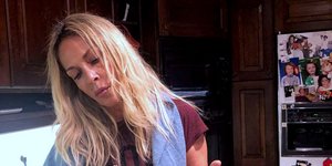 Η Άννα Βίσση ποζάρει με την πιατέλα τα μελομακάρονα που ετοίμασε η ίδια