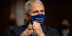 Ο Αντονι Φαούτσι με μπλε μάσκα