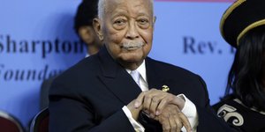 Ντέιβιντ Ντίνκινς χερια δεμενα 