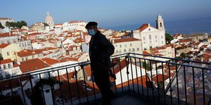 Αντρας με μάσκα στην Πορτογαλία