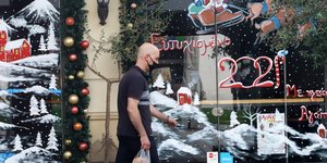 αντρας μπροστα απο βιτρινα 